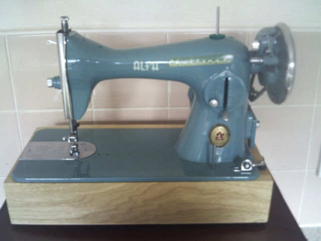 Vintage green alfa sewing machine model 472 zig zag spanish mid.