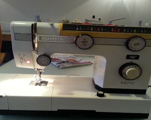 Seamstress 8071 Sewing Machine