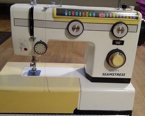 Seamstress 9071 Sewing Machine